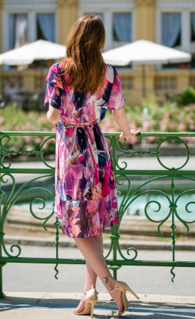 HALINA-06-768-dámské letní šaty se šifonovými rukávky a volánem-barevný vzor (3)