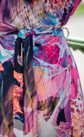 HALINA-06-768-dámské letní šaty se šifonovými rukávky a volánem-barevný vzor (5)