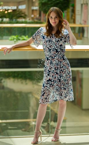 HALINA-06-769-dámské letní šaty se šifonovými rukávky a volánem-potisk lístky
